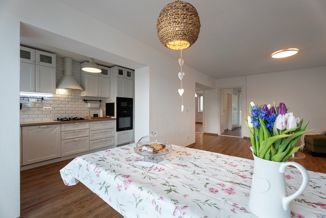 EXKLUZÍVNE NA PREDAJ KRÁSNY KOMPLETNE ZREKONŠTRUOVANÝ 3-IZBOVÝ BYT V ŠTVORBYTOVKE S LOGGIOU, BALKÓNOM, ZÁHRADOU, ALTÁNKOM, GARÁŽOU, PIVNICOU